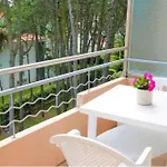 Embrace The Sea Breeze In Apartmán *